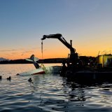 Le petit hydravion qui s'est écrasé vendredi dans le lac de Zoug a été retrouvé. Une femme de 60 ans a perdu la vie dans cet accident. Zuger Strafverfolgungsbehörden
